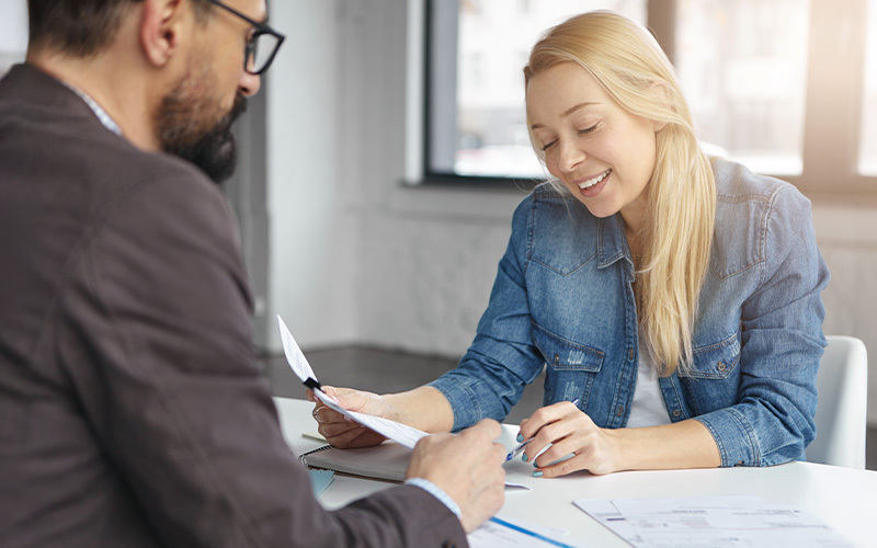 lavoratrice sottoscrive un contratto di lavoro part-time