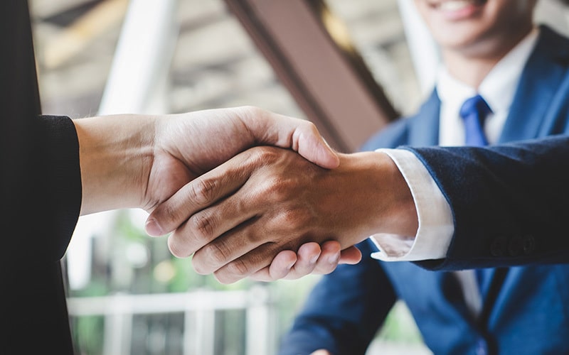 Una stretta di mano tra due persone, a simboleggiare l'accordo per assumere un lavoratore in NASPI.