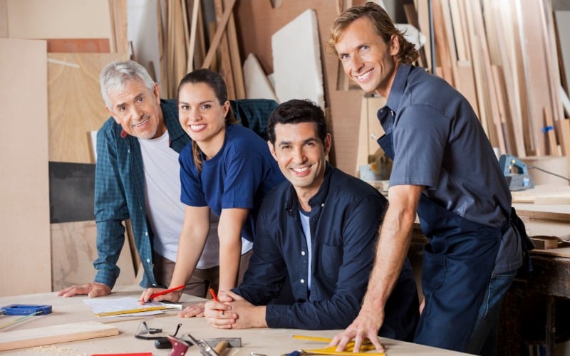 prestazioni-enfea-imprese-collaborazione-lavoro.jpg Prestazioni Enfea per le imprese: lavoratori che collaborano durante un’attività pratica.